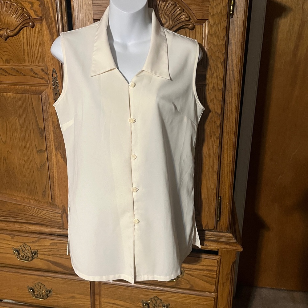 Super cute sleeveless blouse